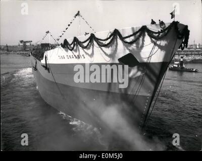 7. Juli 1953 - Tina Onassis größte Tanker der Welt ins Leben gerufen: in Anwesenheit von 40.000 auf Zuschauer, der weltweit größte Tanker wurde ins Leben gerufen, Tag an den Howardf Docks. Der Tanker, die im Besitz von Reeder Onassis wurde von der Familie Onassis gefeiert - Sohn Alexander (5) gab den Start Schuss, Frau Tina Onassis (25 Athina Livanos) und Tochter Christina begann die Flasche Champagner. Stockfoto