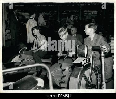 7. Juli 1953 - Royal Princess Besuch Battersea Fun Fair: The Duchess of Gloucester nahm ihren Söhnen Prinz William und Prinz Richard- und Prinz Michael von Kent, Battersea Kirmes letzten Abend. Foto zeigt Prinz William (links); sein Bruder Prinz Richard und auf den Schienen Prinz Michael von Kent - genießen Sie den Spaß der Messe. Stockfoto