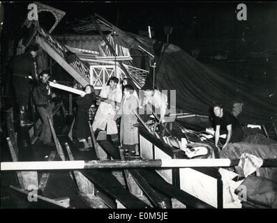 7. Juli 1953 - Zirkus Busch über 2000 Menschen.: das große Zelt des Zirkus Busch fiel auf mehr als 2.000 Besucher von einem Hurrikan-wie Gewitter, die während der Nacht-Aufführung am vergangenen Dienstag in Frankfurt/Main Erstürmung war. Es ist ein Wunder, das keine Panik ausbrach, und niemand war tot durch dort war große Schäden und etliche Menschen wurden verletzt. Unser Bild zeigt Arbeiter des Zirkus in den Ruinen des zerrissenen Zeltes. Stockfoto