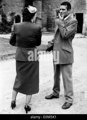 Laurence Olivier und Vivien Leigh stehen in ihrer Einfahrt Stockfoto