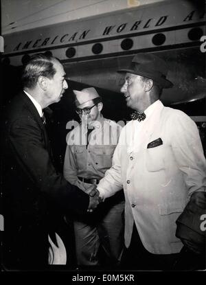 10. Juli 1953 - kam Herr Adlai Stevenson, der Kandidat der Opposition des aktuellen Präsidenten Dwight Eisenhower, für einen Besuch in Deutschland während seiner weltweiten Tour. Er wurde von dem amerikanischen Generalkonsul Montagu Pigott(left) in Frankfurt begrüßt. Stockfoto