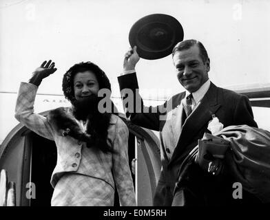 Schauspieler Laurence Olivier und Vivien Leigh Frau kommen in Paris Stockfoto