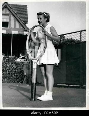 Sept. 03, 1953 - 3.9.53 Little Mo aber einen großen Schläger. Miss Maureen Connolly, Little Mo, der amerikanischen Tennis-Champion verursacht einen Ort der Spaß, als sie auf dem Platz mit riesigen Tennisschläger, an der Westseite Tennis Club, Forest Hills, New York, erschien wo die amerikanischen Tennis-Meisterschaften statt. Stockfoto