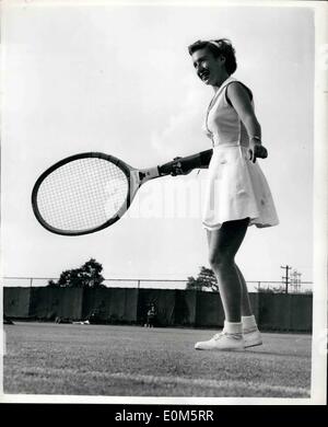 Sept. 03, 1953 - 3.9.53 Little Mo aber einen großen Schläger. Miss Maureen Connolly, Little Mo, der amerikanischen Tennis-Champion verursacht einen Ort der Spaß, als sie auf dem Platz mit riesigen Tennisschläger, an der Westseite Tennis Club, Forest Hills, New York, erschien wo die amerikanischen Tennis-Meisterschaften statt. Stockfoto