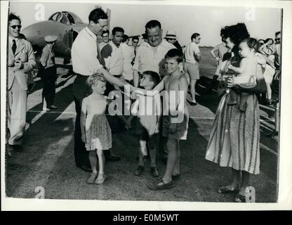 Sept. 09, 1953 - versuchen auf Luft Geschwindigkeits-Weltrekord: Foto von Libyen, wo ein Versuch diese Woche unternommen werden, um den Geschwindigkeits-Weltrekord zu brechen dürfte vor kurzem eingerichtet von Neville Duke. Dieser Versuch erfolgt durch die Vickers Supermarine '' schnelle '', pilotiert von Mike Lithgow. Das Foto zeigt Lithgow wird von jungen Michael Metcalfe bei seiner Ankunft in der Station RAF begrüßt Castel Idris. Auch zu sehen sind Diane Booker & Rodger Metcalfe, mit Frau Booker (Wer ist die Frau eines Offiziers der RAF) Stockfoto