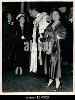 10. Oktober 1953 - erhält Königin-Mutter Freiheit der Stadt von London, begrüßt durch Oberbürgermeister; Foto zeigt: Sir Rupert De La Bere Lord Mayor of London gesehen, wie er steht zwischen seinen Gästen die Königinmutter und Prinzessin Margaret - bei ihrer Ankunft in der Guildhall heute für die Präsentation der Freiheit von der City of London, die Königin-Mutter. Stockfoto