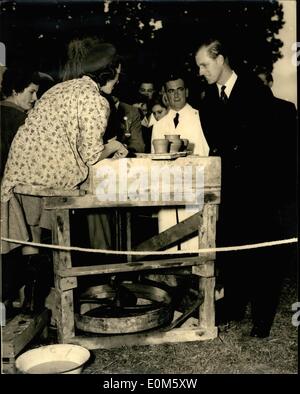 10. Oktober 1953 - '' KEEP IT GOING", sagt der Herzog. MIT EINEM LÄCHELN SAGT DER HERZOG VON EDINBURGH '' KEEP IT GOING'' 23-YEAR-OLD DAPHNE ENGLEFIELD DER WESTCOURT FARM, BRAY, WIE SIE IHR GESCHICK AUF DER TÖPFERSCHEIBE AUF EIN HUNDERTSTEL DES ROYAL EAST BERKS LANDWIRTSCHAFTLICHEN VEREINS SHOW IM MOOR FARM, HOLYPORT, BERKSHIRE, HEUTE AM 24. OKTOBER GEZEIGT. Stockfoto