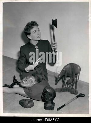 10. Oktober 1953 - unter ihrer Souveneirs; Foto zeigt Film Sterne Jeanne Crain, wer gerade in London angekommen ist, vom Filmemachen in Afrika, gesehen mit den Souvenirs, die sie mit ihr zurückgebracht. Miss Crain ist einer der Stars auf der Royal Film Show am 26. Oktober erscheint. Stockfoto
