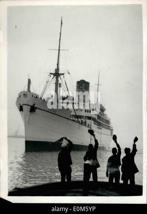 10. Oktober 1953 - Hut ab als die ROYAL LINER Segel auf der Themse. Foto zeigt die gotische übergibt Gravesend und Tugmen jubeln auf dem Weg nach King George V. Dock gestern. Der 15.902-Tonne-Liner verließ Liverpool am Montag für Jamaika, über Portland und London. Die Königin und der Herzog von Edinburgh fliegen nach Jamaika am 23. November über den Beginn der Tournee Commonwealth. Vier Tage später gehen sie auf die gotische. Stockfoto