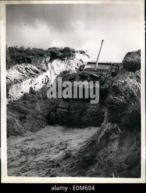 10. Oktober 1953 - Demonstration der Hindernis-Kreuzung von Panzern... Komet In Aktion. Eine Demonstration der Hindernis-Durchquerung von Cromwell, Comet und Centurion-Panzer, fand in der Royal Armoured Corps Centre, Bovington Camp, Dorset. Keystone-Fotoshows: - ein Comet Tank zeigt den richtigen Weg zu einem offenen Graben überqueren - während der Demonstration in Bovington. Stockfoto