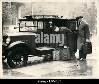 10. Oktober 1953 - Benzin Streiks droht, London zu stoppen: leeren Benzintanks Gesicht London und den Home Counties heute Morgen als das Ergebnis des inoffiziellen Streiks, 000 Benzin-Tanker-Treiber. Minister trafen sich heute zur Vorbereitung Notfallpläne, Truppen zu verwenden, um Benzin zu verteilen, wenn der Streik geht weiter. Foto zeigt Taxifahrer Ernest Cowling (links) und R. Hore gesehen werden, dass ein Taxi mit '' Jerry'' laden Benzin aus einer Clapham Garage voller Dosen eines der ganz wenigen, die noch Vorräte hatte. Stockfoto