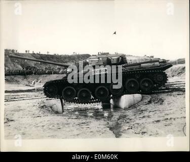 10. Oktober 1953 - Panzer Demonstration der Hindernis-Kreuzung von... Centurion verhandelt eine Lücke von 12 ft... Eine Demonstration der Hindernis-Durchquerung von Cromwell, Comet und Centurion Panzer fand heute im Royal Armoured Corps Centre, Bovington Camp, Dorset. Foto zeigt, dass A Centurion Tank eines 12 ft. weite Lücke-während einer Demonstration im Bovington Camp heute verhandelt Stockfoto