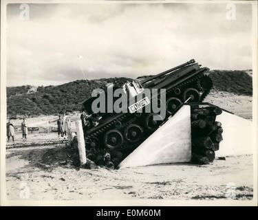 10. Oktober 1953 - Demonstration der Hindernis-Durchquerung von Tanks...: Comet in Aktion. Eine Demonstration der Hindernis-Kreuzung von Cromwell, Comet und Centurion-Panzer war Toady am Royal Armoured Corps Centre, Bovington Camp, Dorset statt. Foto zeigt A Comet Tank zu den steilen schwierige Hindernisse während der Demonstration am Bovington heute verhandelt. Stockfoto