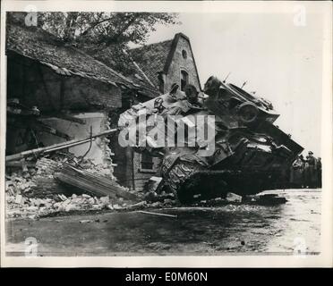 10. Oktober 1953 - stürzt amerikanischer Panzer in Haus während Mann Oeuvres in Deutschland. Am ersten Tag der Manöver der amerikanischen Besetzung Kräfte in deutscher Sprache eine schwere, die uns tank bei einer Band auf dem Dorfplatz rutschte Straße in Jugenheim (Rheinland Bezirk) prallte ein Haus Abriss der Vorderseite. Glücklicherweise wurde niemand verletzt. Foto zeigt die Szene nach dem Absturz. Stockfoto