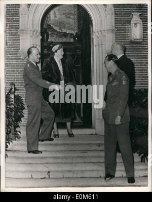 10. Oktober 1953 - General Gruenther auf Besuch in den Haag. Empfangen von Königin Juliana.: General Gruenther Kommandant der Atlantic Truppen wurde von HM Königin Juliana am Schloss Raaphorst erhielt vor kurzem. Der General gehört ein Besuch in Holland für Gespräche mit Dr. W. Dress der Ministerpräsident der Niederlande. Foto zeigt allgemeine Gruenther und Königin Juliana unterhielt sich mit Prinz Bernhard - am Schloss Raapshorst. Stockfoto