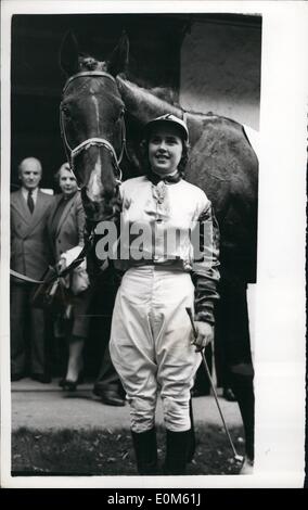 10. Oktober 1953 - Betty Richards Wiins Newmarket Stadt Platte für dritte Jahr in Folge: 21-jährige Miss Betty Richards, Tochter von Jockey Cliff Richards und Bekanntmachung von Sir Gordon, war heute der Newmarket Stadt Teller - das einzige Rennen, in denen Frauen Jockeys - für das dritte Jahr in Folge teilnehmen können. 1951 gewann sie auf Queens Town, letztes Jahr auf Freddy Fox und heute Bundeskanzlerin. Foto zeigt: Miss Betty Richards, mit Kanzler - nach dem heutigen Rennen zu gewinnen. Stockfoto