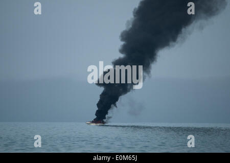 Aberystwyth Wales UK, Freitag, 16. Mai 2014 kleines Motorboot in Flammen an der Cardigan Bay direkt vor dem Strand bei Aberystwyth an der Westküste von Wales. Augenzeugen sagen, dass der Besitzer des Bootes versucht, die Flammen zu löschen, bevor Sie gerettet durch das lokale RNLI inshore Rettungsboot Credit: Keith Morris/Alamy Live-Nachrichten Stockfoto