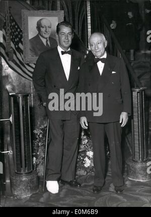 10. Oktober 1953 - besucht Alan Ladd Paris Premiere mit verstauchten Knöchel. Alan Ladd mit seinem rechten Fuß bandagiert mit Adolph Zukor, Amerikas älteste Filmproduzent bei der Paris-Premiere von Shane (Darsteller Ladd) fotografiert. Der Schauspieler verstaucht seine Knöchel beim Spielen mit seinen kleinen Sohn vor ein paar Tagen. 15. Okt./53 Stockfoto