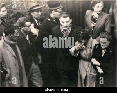 10. Oktober 1953 - Mine Disaster in Seraing Zeche (in der Nähe von Lüttich, Belgien): 26 Bergleute sterben: Familien der eingeschlossenen Bergleute warten sehnsüchtig auf News vor dem Eingang in die Grube. Stockfoto