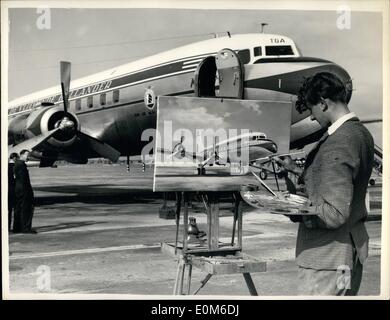 10. Oktober 1953 - letzte Vorbereitung für The London zu New Zealand Air Race: Flugzeuge und Besatzungen, die Teilnahme am Londoner zum New Zealand Air Race beginnt am Donnerstag - waren am Flughafen London heute Nachmittag abzuwarten. Foto zeigt David Schäfer einen 22 Jahre alten Künstler von Camberley, Buck - emsig bei der Arbeit, die Malerei der Royal Dutch Airlines Flugzeug D.S.A. Diese Maschine ein Transportflugzeug ist Favorit für den Abschnitt im Rennen. Stockfoto