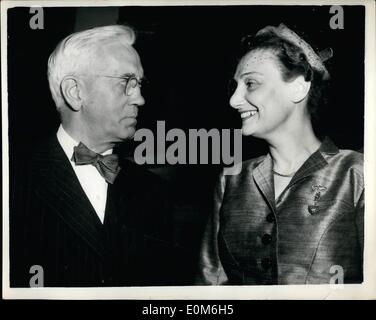 Sept. 09, 1953 - Sir Alexander Fleming vermählten. Sir Alexander Fleming, der Entdecker des Penicillins, der 71 ist, war heute mit Frau Amalia Coutsouris, ein Chirurg Griechin verheiratet. Die Hochzeit Standesamt Chelsea ist gefolgt von einer zweiten Zeremonie in der griechisch-orthodoxen Kirche, in Bayswater. Sir Alexander erste Frau starb im Jahr 1949. Keystone-Foto zeigt: Das Brautpaar verlässt Chelsea Standesamt nach der Trauung. Stockfoto