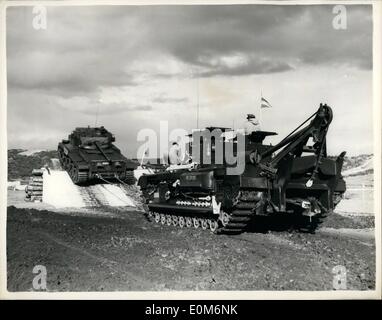 30. Oktober 1953 - Panzer 30.10.53 Demonstration des Hindernisses Kreuzung durch Ã ¢ â '¬Ëœrescue' durch ein Churchill-Panzer. Eine Demonstration der Hindernis-Durchquerung von Cromwell, Comet und Centurion Panzer fand heute im Royal Armoured Corps Centre, Bovington Camp, Dorset. Keystone Fotoshows: Ein Comet Tank ist durch ein Churchill Schmutzwassertank gerettet, nachdem im offenen Tank und Graben Hindernis während der Demonstration am Bovington heute erwischt. Stockfoto