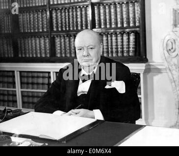 Premierminister Sir Winston Churchill in seinem Büro Stockfoto