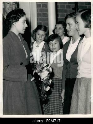 11. November 1953 - besucht Prinzessin Margaret Eröffnung der neuen Hütten Dr. Barnardo Zuhause. : Prinzessin Margaret besuchte heute die neue Hütte zu Hause Dr. Barnardo, in Wokingham. Foto zeigt Prinzessin Margaret stoppt, Diagramm, um einige der Dr. Barnardo Kinder nach der Besichtigung der Hütten. Stockfoto