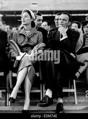 Frank Sinatra und Ava Gardner beobachten einen Boxkampf Frau Stockfoto