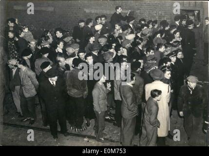 10. Oktober 1953 - Mine Disaster in Seraing Zeche (in der Nähe von Lüttich, Belgien) 26 Bergleute umkommen: Familien der eingeschlossenen Bergleute warten sehnsüchtig auf News vor dem Eingang in die Grube. Stockfoto