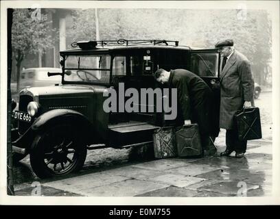 10. Oktober 1953 - Benzin Halt London droht Streik: leere Benzin Panzer Gesicht London und den Home-Ländern heute Morgen als das Ergebnis der inoffizielle Streiks von 6.000 Benzin-Tanker-Treiber. Minister trafen sich heute zur Vorbereitung Notfallpläne, Truppen zu verwenden, um Benzin zu verteilen, wenn der Streik geht weiter. Foto-Shows Taxifahrer Ernest Coeling (links) und R. Horne sind zu sehen, laden ein Taxi mit '' Jerry'' Benzin aus einer Clapham Garage voller Dosen eines der ganz wenigen, die noch Vorräte hatte. Stockfoto