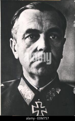 10. Oktober 1953 - General Paulus kam nach Hause von Prisonnership: als der russische Rundfunk mitzuteilen, den ehemaligen Feldmarschall Friedrich Paulus Hero und Kommandant von Stalingrad hatte '' (unleserlich)'' genommen Gefangenen 1943 entlassen worden und kam aus Russland nach Deutschland zurück. Er stattfinden seinen Wohnsitz in der russischen Zone in Deutschland. Stockfoto