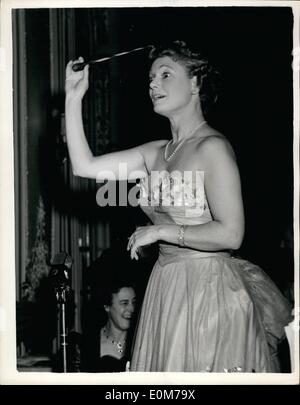 11. November 1953 - bereiten Stars die '' Toy Symphony''. Anna Neagle führt.: viele bekannte Stars beteiligen sich die '' Toy Symphony'' der im Savoy Hotel heute Abend zugunsten der Musiker Unterstützungskasse stattfindet. Bildschirm Sterne Anna Neagle soll ein Orchester dirigieren umfasst viele bekannte Persönlichkeiten in der Musikwelt wie Eileen Joyce, Sir John Barbirolli und Sir Malcolm Sergeant, wer alles teilnimmt - ungewöhnliche Instrumente wie das Dreieck etc. spielen. Foto zeigt Anna Neagle "Orchester" im Savoy Hotel heute Abend führt. Stockfoto