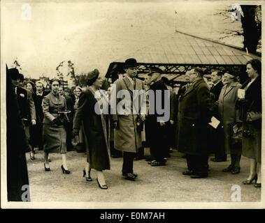 11. November 1953 - Königin-Mutter sieht ihr gewinnen in Kempton Park Pferderennen: Die Königinmutter und Prinzessin Margaret wurden in Kempton Park Rennen heute Nachmittag, den Royal Chaser M'as-Tu-Vu laufen in der Königin-Mutter Farben zum ersten Mal zu sehen. Das Pferd, ein Französisch-gezüchtet sieben Jahr alt gewann die Wimbledon-Handicap "Chase. Foto zeigt die Königinmutter und Prinzessin Margaret verlassen das Fahrerlager auf dem Weg zum Royal Gehäuse, nach der Besichtigung ihres Pferdes. Stockfoto