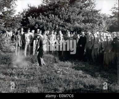 10. Oktober 1953 - Großbritannien gegen Vereinigte Staaten RYDERCUP... SAM SNEAD BEKOMMT, DIE UNGEFÄHRE... Ryder-Cup-Spiel zwischen Großbritannien und den USA begann heute auf dem Wentworth Golf Course, Virginia Water... Keystone-Fotoshows: - Sam Snead (USA) wird aus dem Rough - während Zuschauer - während des Spiels sehen, in dem er L. Mangrum gegen E. Brown und J. Panton zusammen - heute. Stockfoto