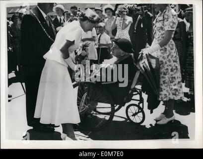 1. Januar 1954 - Royal New Zealand Tour. Königin, eine alte Dame - In A Wheel Chair zu plaudern: Foto zeigt die Szene als HM The Queen, Chat, eine ältere Dame in ihrem Rollstuhl sitzen, wenn das Königspaar Marton Junction - während ihrer "Whistle Stop" Tour in Neuseeland angekommen hält... Die Dame fühlte, dass sie durch ihr lange warten reichlich belohnt worden war. Stockfoto