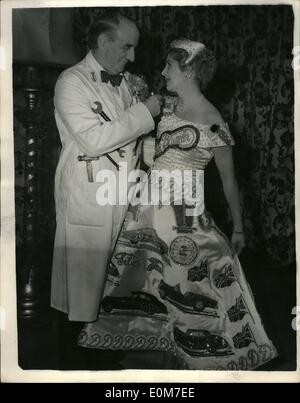 1. Januar 1954 - The Dokers zu Silvester Ball besuchen. Einführung in die '' Daimler'' Kleid.: Aufsehen entstand am New Years Eve Kostümball im Poole Harbour Yacht Club - durch das einzigartige Kleid von Lady Docker getragen. Das Kleid ist der weiße Slipper satin geprägt mit Diamante und Pailletten, jedes Fabrikat Daimler Autos vertreten. Foto zeigt Sir Bernard Docker als '' Garage Hand'' - gesehen mit seiner Frau - tragen sie einzigartige '' Daimler'' Kleid auf dem Ball. Stockfoto