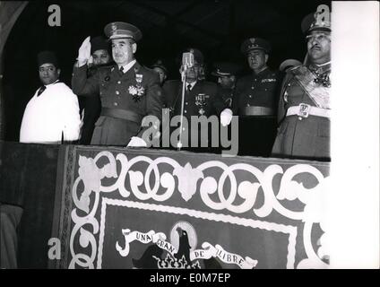 1. Januar 1954 - Tetuan Anti-französische Demonstration; Vor kurzem hielt spanischen Hochkommissars General Garcia Valinos (Vordergrund) in den offiziellen Stand Wellen die jubelnden Marokkaner während der Anti-französischen Demonstration in Tetuan, Spanisch-Marokko. Stockfoto