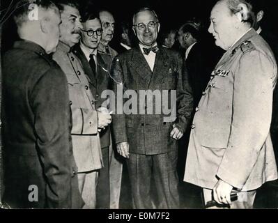 1. Januar 1954 - 1945 war es das letzte Mal gewesen. d. h. eine Überprüfung der Konferenz in Potsdam im Juli 1945 gegeben in Bezug auf der nächsten Konferenz der vier Mächte in Berlin. Der damalige '' Big Three'' - in der Zwischenzeit ein '' vierten großen '' trat während der Rede. Von links nach rechts: Stalin, US-Präsident Truman und der britische Premierminister Churchill. Keystone-Bild des 12. Januar 1954. Stockfoto