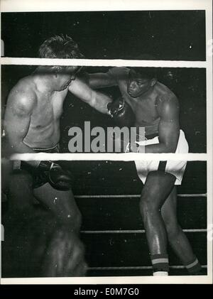 11. November 1953 - schlägt Nino Valdes, Kuba, European Champion Heinz Neuhaus, Deutschland, durch k.o in der 4. Runde. Der Kampf fand in der Westfalenhalle in Dortmund, Deutschland. Stockfoto