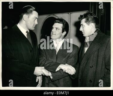 11. November 1953 - Freddie Mills grüßt Continental Schwergewichts-Boxer - in London: Box-Promotor - Ex - Champion Freddie Mills ging zur Victoria Station heute Nachmittag um Boxer zu begrüßen. Bernard ist Johnny Williams die ehemalige britische Champions treffen und Snoeck trifft Alex Buxton von Watford-in der Kaiserin-Hall morgen Abend. Foto zeigt Al Bernard (links); Freddie Mills und Wim Snoeck - heute Nachmittag an der Victoria Station zu sehen. Stockfoto