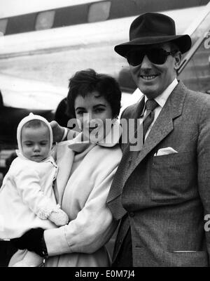 Elizabeth Taylor mit Ehemann Michael Wilding und ihr Baby am Flughafen Stockfoto