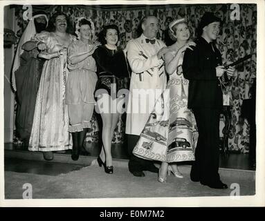 1. Januar 1954 - The Dockers besuchen Silvester Ball Einführung '' Daimler'' Kleid.: Aufsehen entstand an der New Years Eve Kostümball im Poole Harbour Yacht Club durch das einzigartige Kleid von Lady Docker getragen. Das Kleid ist weiße Slipper satin geprägt mit Diamante und Pailletten, jedes Fabrikat Daimler Autos vertreten. Foto zeigt Lance, der Sohn von Sir Bernard und Lady Docker '' Conga'' gefolgt von seiner Mutter tragen das '' Daimler Kleid '' und seinem Vater als eine '' Garage Hand'' und anderen Gästen auf dem Ball führt. Stockfoto