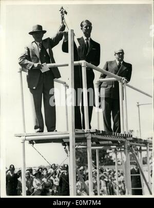 1. Januar 1954 - die Royal New Zealand Tour wirkt Herzog als Vorspeise auf Trab treffen. Keystone Fotoshows: Der Herzog von Edinburgh, unterstützt durch den offiziellen Starter Mr A.J. Hastings beginnt das Rennen für The Duke of Edinburgh Einsätze beim Royal traben treffen in Addington, während die Royal New Zealand Tour. Stockfoto