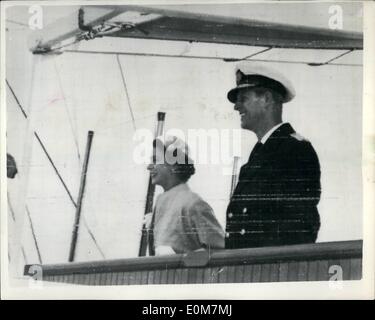 1. Januar 1954 - Abschied Königin und des Herzogs nach Neuseeland. Segel an Bord '' Gotik '' von Buff.: Foto zeigt HM The Queen und der Duke of Edinburgh haben ein Abschied Lächeln für die Zuschauer, wie sie an Bord '' Gotik '' aus der kleinen Stadt Bluff, New Zealand - für Australien - weiterhin die königliche Reise segelten. Stockfoto