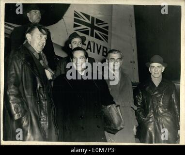 1. Januar 1954 - deutsche Piloten kommen, um in Großbritannien zu trainieren: eine Gruppe von ehemaligen deutschen Piloten, die Flugzeuge der deutschen Airline Luftgansa, flog angekommen am Flughafen London heute Abend. Sie sind in diesem Land zu fliegen Flugzeug für eine deutsche Fluggesellschaft, die beginnen bei ihres Landes Friedensvertrag ausgebildet werden. Foto zeigt bei ihrer Ankunft am Flughafen London heute Abend gesehen. Die Piloten sind vorne und L-R Herr R Mayr; Herr W Blume; Herr J.H Rathje und Herr H. Topp. Im Hintergrund kann man die drei Lehrer, die zur gleichen Zeit angekommen. Stockfoto