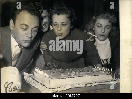 1. Januar 1954 - sie ist 26 und schon berühmt: Jeanne Moreau, bläst die jungen bereits berühmte französischen französische Schauspielerin (Mitte) die 26 Kandidaten an ihrem Geburtstag Kuchen. Am Kleft Raymond Peklklegrin und am rechten Etchioka Choureau, ihr Partner in dem neuen Film '' Intrignates'' jetzt in der Herstellung im Billancourt Studio Paris. Stockfoto