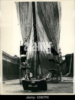 1. Januar 1954 - "Queen Elizabeth" im Trockendock: The Liner Queen Elizabeth befindet sich nun im King George V Dock in Southampton, wo sie ihre jährlichen Überholung durchläuft. Foto zeigt dem Riesen Anker Beachtung, wie die Seiten des Liners auf King George V Dock an Southampton gemalt sind. Stockfoto