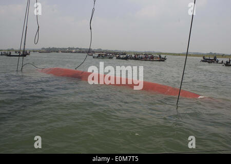 Munshiganj, Bangladesch. 16. Mai 2014. 16. Mai 2014 - Munshigonj, Bangladesch - Rescures versuchen Pulle aus dem gekenterten Fähre aus dem Wasser. Die Rescuse MV Miraj-4 nach einer Fähre kenterte und sank am Fluss Meghna, 30 Meilen südlich von Dhaka. Zumindest sind 27 Menschen getötet und Hunderte mehr fehlen. : Bildnachweis STR: Monirul Alam/ZUMAPRESS.com/Alamy Live-Nachrichten Stockfoto