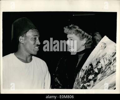 26. November 1953 - 26.11.53 Eleanor Parker und einem Sudanesen. Filmstars auf Besuch in Kairo. Eleanor Parker und Robert Taylor kam die populäre Filmstars in Kairo vor kurzem von Luft um Arbeit an ihrem neuen Film The Valley Of The Kings zu starten. Keystone-Foto zeigt: Eleanor Parker gesehen, als sie eine sudanesische Parkservice am Flughafen in Kairo plauderten. Stockfoto